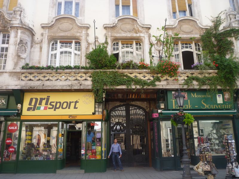 Les commerces de Budapest sont un peu charg&eacute;s..