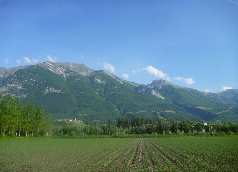 La plaine de la vall&eacute;e pre alpine en vue des bauges