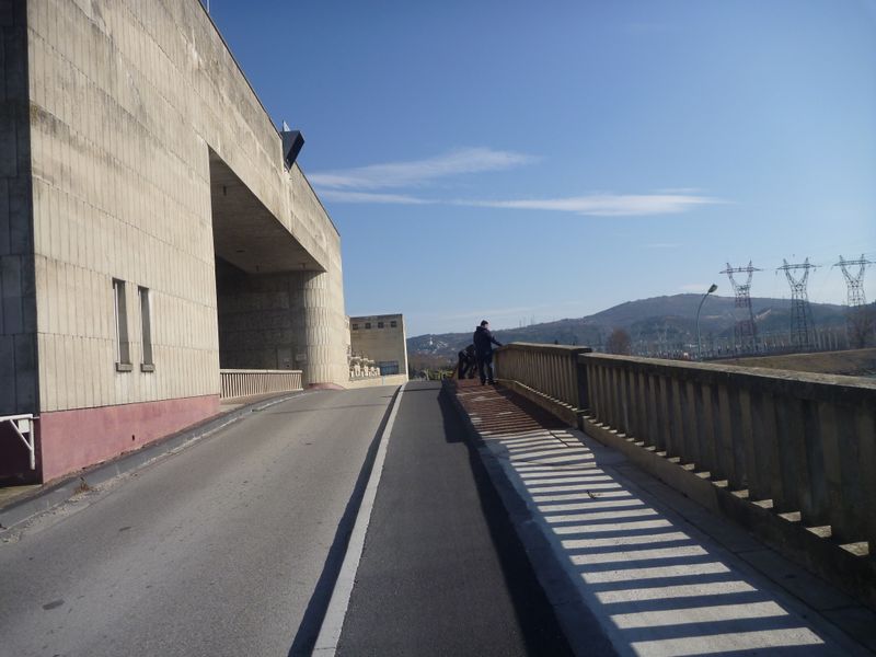 Bande cyclable sur ce barrage de la vallée du Rhône viarhôna 2012