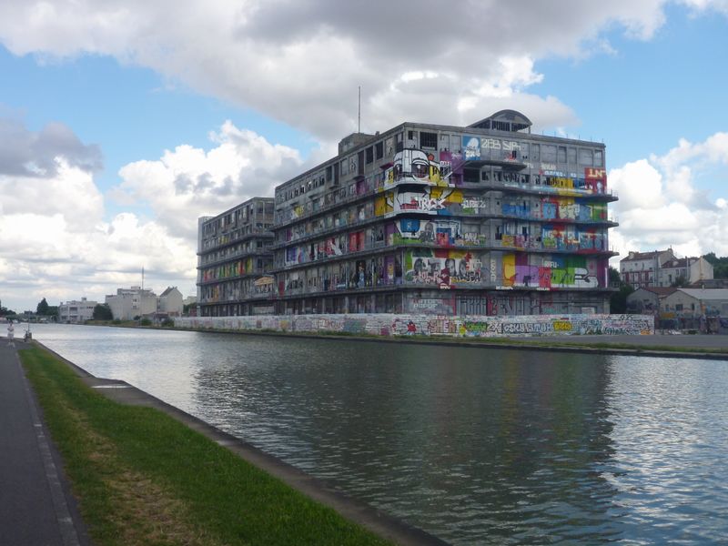 Bâtiment tagé en bordure du canal de l'Ourcq de Paris en 2013