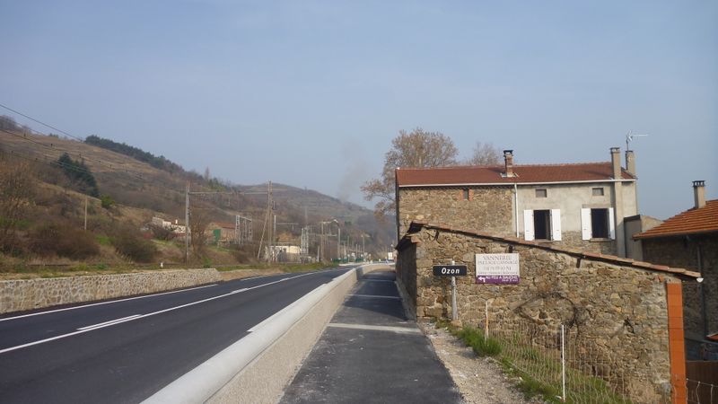 La D86 &agrave; Ozon ard&egrave;che bien trait&eacute;e pour les v&eacute;los