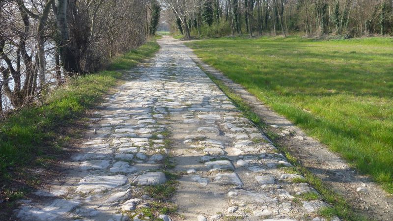 pav&eacute;s sur ce chemin entre Donz&egrave;re et Bourg san and&eacute;ol