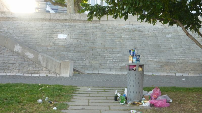 Berges du rh&ocirc;ne apr&egrave;s la f&ecirc;te