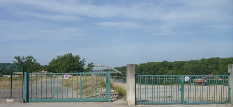 Statue cycliste et restauration rapide de Sablons sur ViaRhôna en 2016