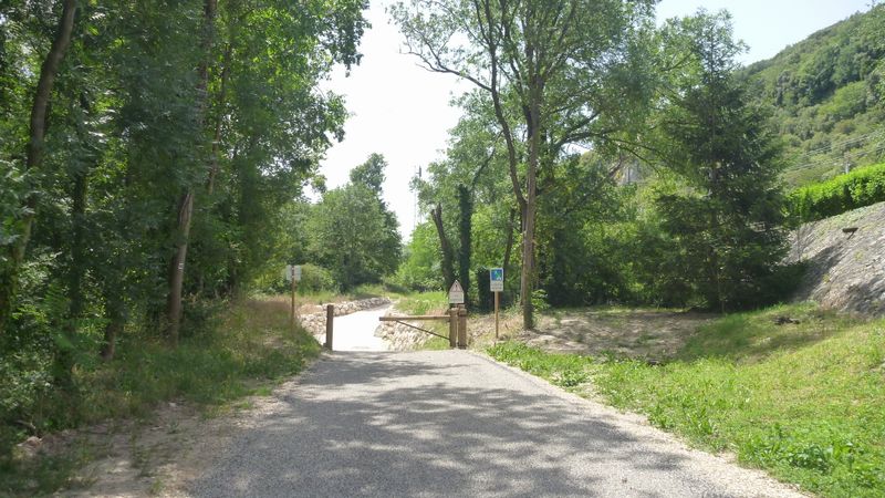 Travaux en aval de Grenoble sur les berges de l'Isère en 2016, les vélos passent ..
