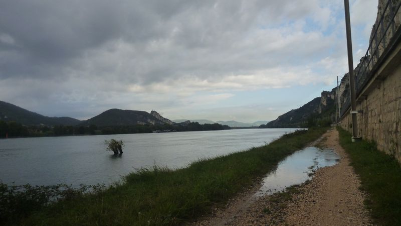 chemin le long du rh&ocirc;ne dans le d&eacute;fil&eacute; de donz&egrave;re