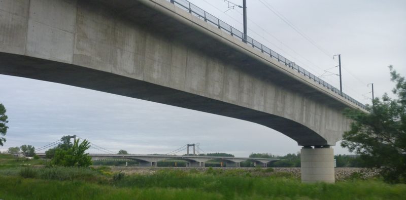 Point de repère : les ponts TGV et RN au dessus du Rhône après Caderousse vers Roquemaure