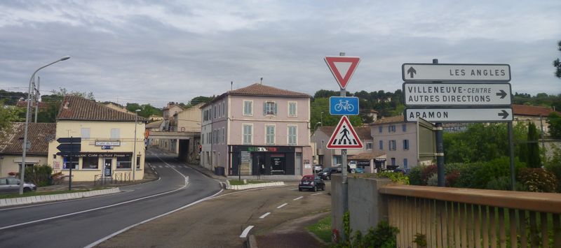 Le pompon pour aller tout droit, vers Villeneube Les Avignon à bicyclette, on fait comment ? ..