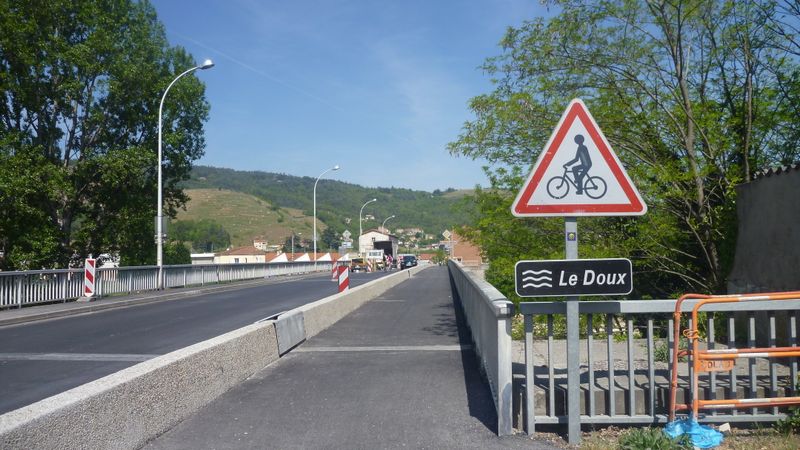 Tournon, pont sur le Doux, voie dite cyclable ViaRhôna 2015