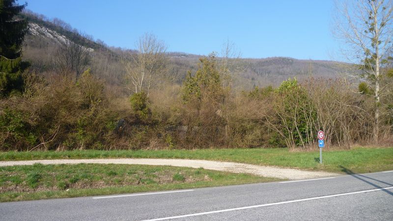 On tombre sur une piste dite cyclable de 800 m de long après Peyrieu ..
