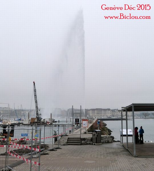 Le Jet d'eau de Genève éructe ses eaux au dessus du Léman en Décembre 2015