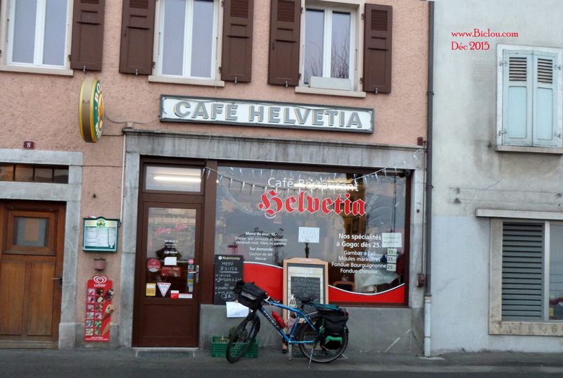 Un petit casse crôute au café Hélvétia de saint Gingolph ..