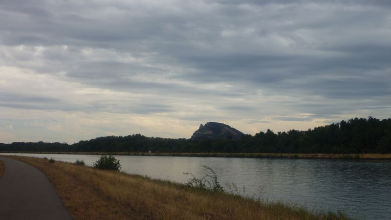 Arrivée à Valence, vue sur Crussol depuis les bords du Rhône