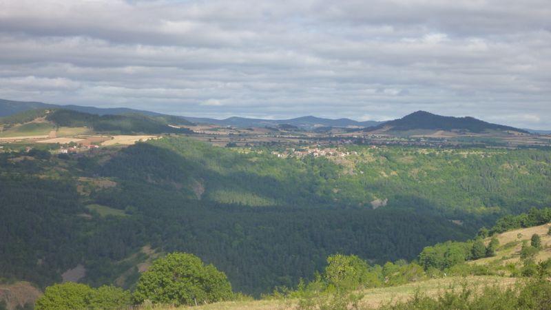 La chaine des Puys apparait, 20 km avant le Puy en Velay, la Loire en contrebas..