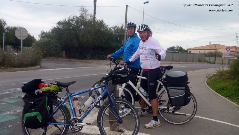 Rencontre furtive avec des cyclos sacochards allemands, un peu perplexes sur ViaRhôna en 2015