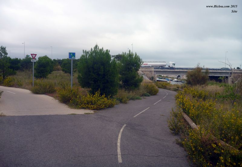 ViaRhôna vers Sète ? : passé sous le pont de la D 600 , le canal du Rhône à Séte en contrebas