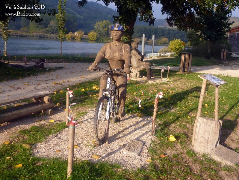 Cycliste en statue vu sur ViaRhôna à Sablons en 2015