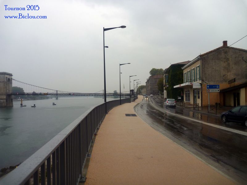 Tournon ViaRhôna , encorbelement cyclable sur le Rhône en 2015