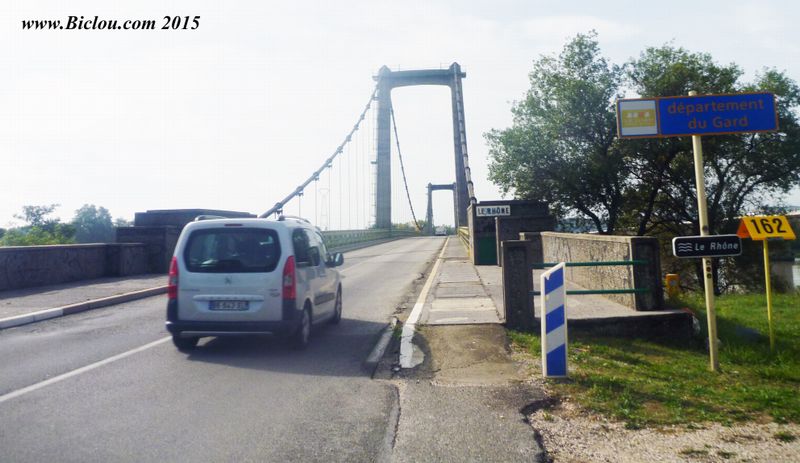 Pont au dessus du Rhône par D976 avant Roquemaure Gard en 2015