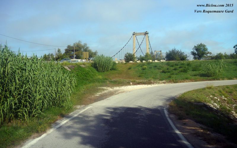 Le pont de Roquemaure vu côté Gard, en route vers digue du Rhône