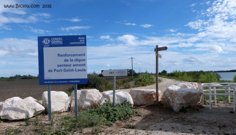 A vélo vers Port saint Louis, ca passe à bicyclette sur cette digue