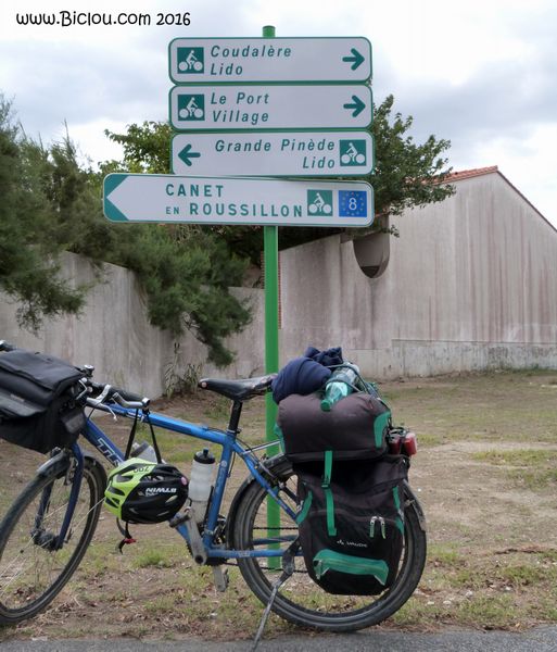 Fanette admirative devant le balisage EuroV&eacute;lo huit &agrave; Argel&egrave;s 2016