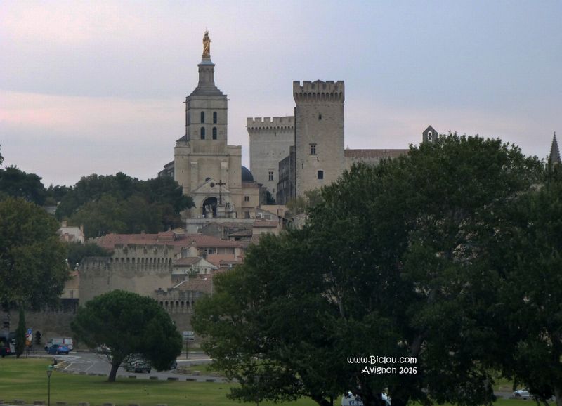 Avignon la vierge dor&eacute;e sur la cath&eacute;drale des Doms
