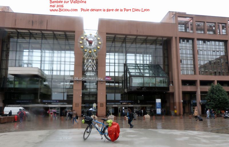 Fanette trône devant la gare de la Part Dieu à Lyon mai 2016