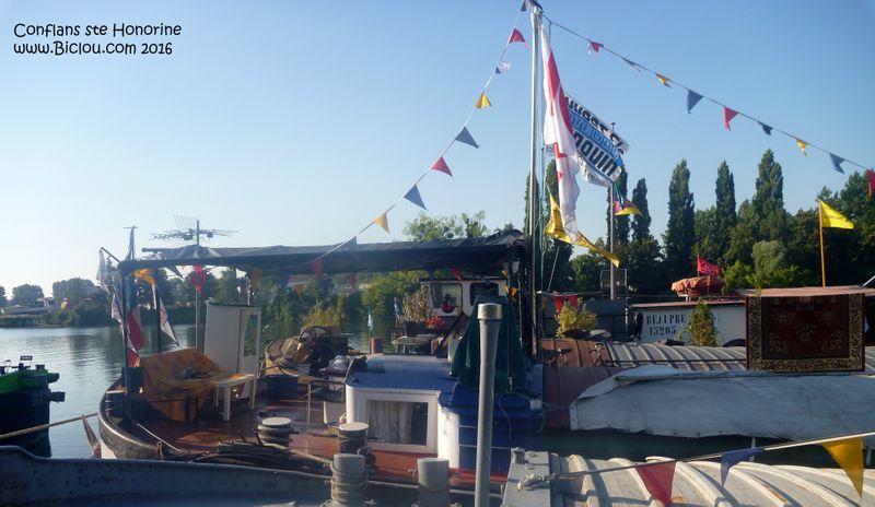 Les péniches habitées à quai de Seine vues à Conflans sainte Honorine en 2016