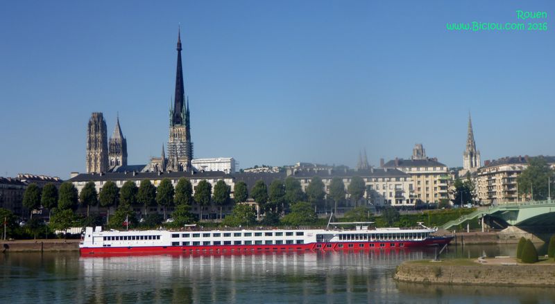 La cathédrale de Rouen vue de la Seine en 2016