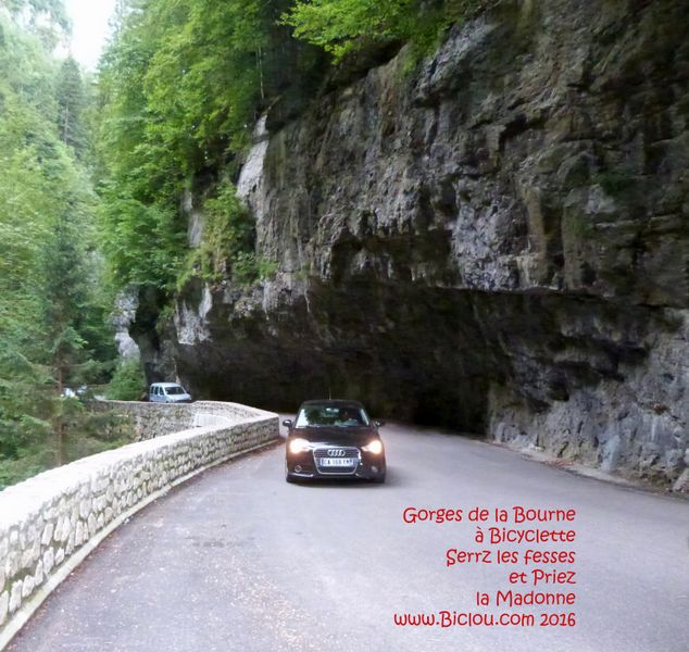 La route des Gorges de la Bourne en Vercors est un enfer pour les cyclistes, cause la circulation des bagnoles..