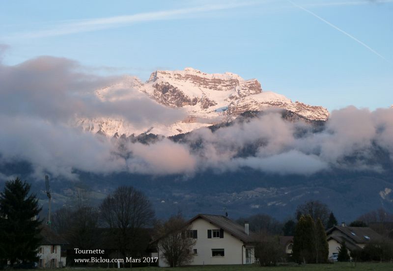 Le massif de la Tournette domine la région d'Annecy