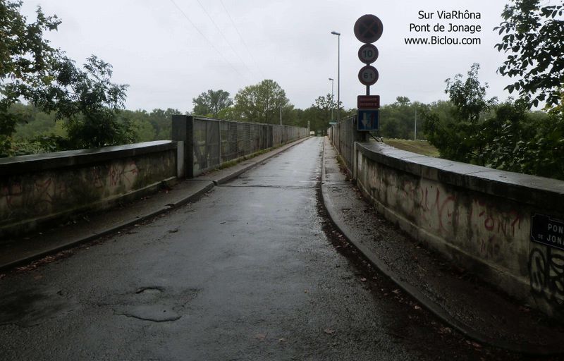 ViaRhôna traverse le canal, de jonage ici, contrairement à ce que dit le site Officiel (comme le confirment les balises) ..