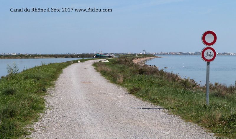 Canal du Rhône à Sète à Villeneuve les Maguelone ..vélos interdits, mais ca passe (avec prudence)