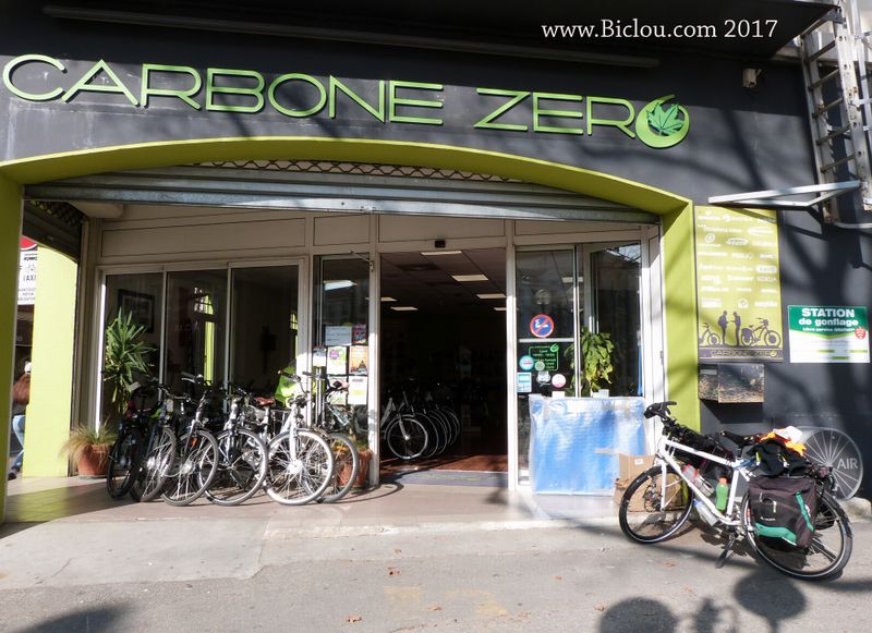 V&eacute;lociste Carbone z&eacute;ro sur le  parvis de la  gare d'Arles en mars 2017