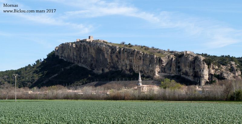 Mornas (Vaucluse) , vu depuis ViaRhôna en mars 2017