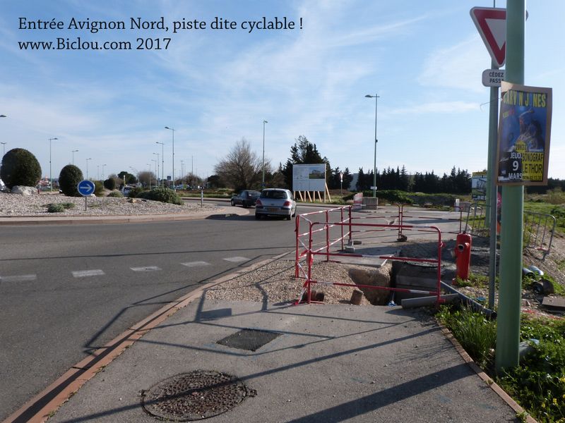 Voila comment se termine piste dite cyclable en zone commerciale Avignon mars 2017