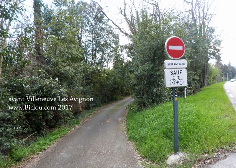 Chemin de traverse, apparement connu des cyclos, peu Avant Villeneuve Les Avignon en 2017