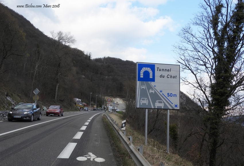 Claudio arrive au Tunnel du chat, suprise, bande cyclable