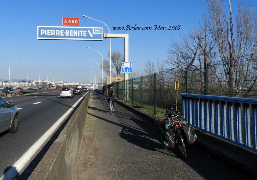 passage cycliste le long de la A 436 sud de lyon