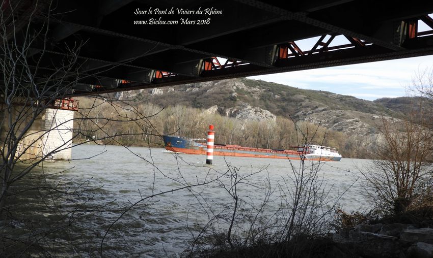 ViaRhôna : Barge , sous le pont de Viviers