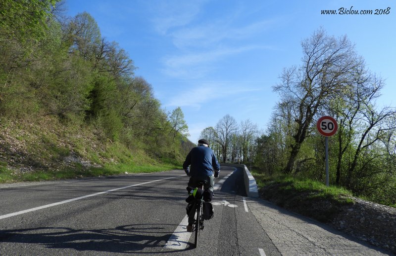 Pépé Carvahlo double le glaude dans la montée du chat