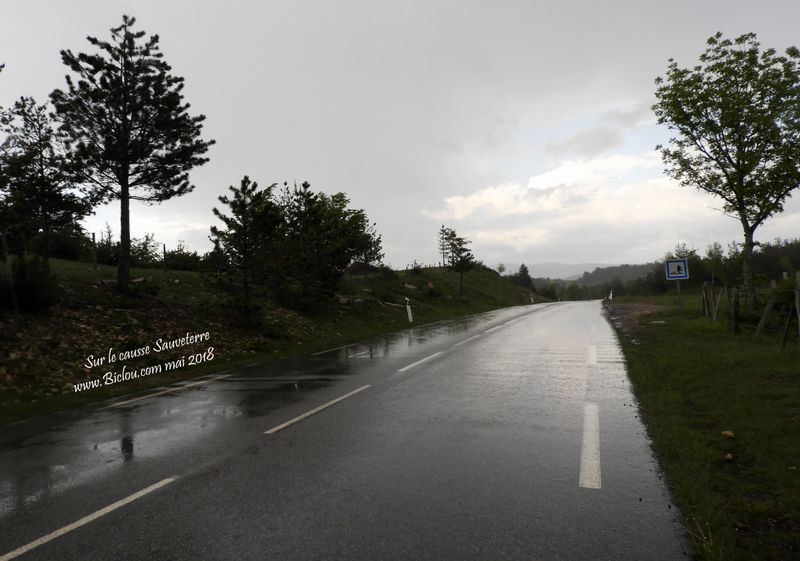 Pluie battante sur le Causse Sauveterre