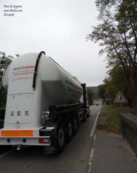 ViaRhôna D 1075 : Sortie du pont de Lagnieu en 2018, serrez à droite et priez la madonne ..