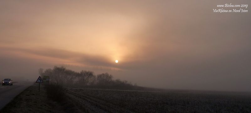Le soleil à la lutte avec la brume