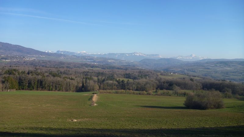 Vue sur le massif des Bornes, le mont blanc, deviné, dans le fond