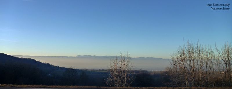 Vue sur le massif des Bornes en passant l'avant pays savoyard peu avant le Salève