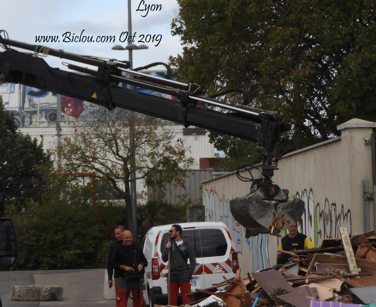 Montagne de gravats sur la piste cyclable saint Fons Lyon
