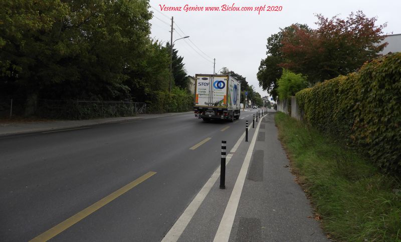 Vésenaz (Genève) : On remarque la bonne séparation de la piste cyclable du trottoir et de la chaussée ..