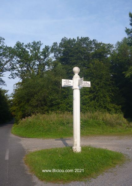 Balisage de carrefour en for&ecirc;t de Compi&egrave;gne